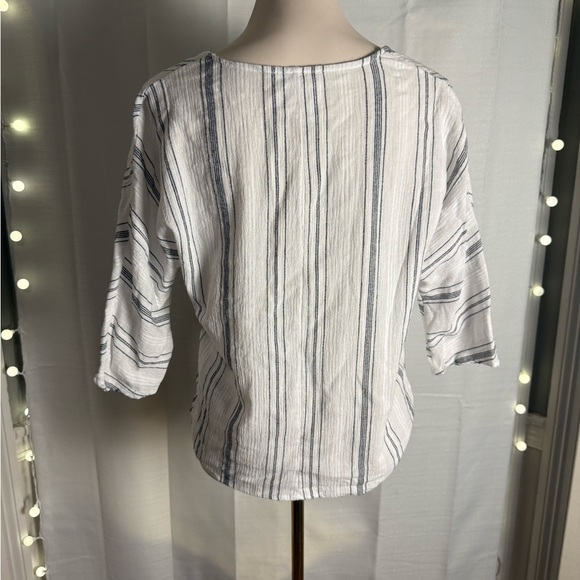 Sadie & Sage Black and Gray 3/4 Sleeve Tie Front Button Down Top - Picture 2 of 5